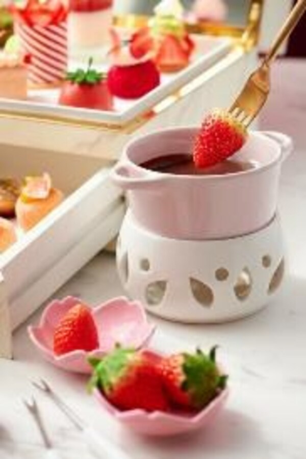Guests can also indulge in the ritual of dipping fresh Japanese strawberries into a mini chocolate fondue.