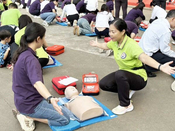 海口市120急救志愿者为市民进行急救技能培训