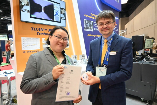 Gia Ngoc Phung 博士 (PTB，德国) 将 TCS-050-100-W 校正片证书交给 MPI