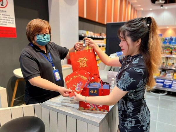 AEON Supermarket in Malaysia, where Chinese flavors such as MEIJIAN Green Plum Liqueur are popular (PRNewsfoto/MEIJIAN)
