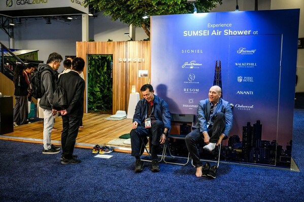 After immersing themselves in the SUMSEI exhibit barefoot, industry attendees expressed a distinctive sense of contentment as they resumed wearing their footwear.