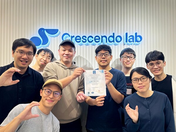 渐强实验室CEO薛觐（右四）与工程团队手持 ISO 27001 证书开心合影。