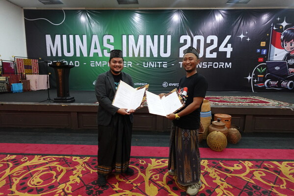 Azlan Indra, Co-founder Everpro, dan Ustadz Fahmi Baihaqi, Ketua Umum IMNU, pada acara Munas IMNU 2024 pada saat penandatanganan MOU Everpro dan IMNU.