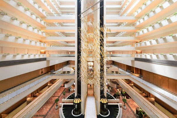 新加坡乌节康莱德酒店闪耀启幕，为花园之城带来大胆且精致的奢华感官体验