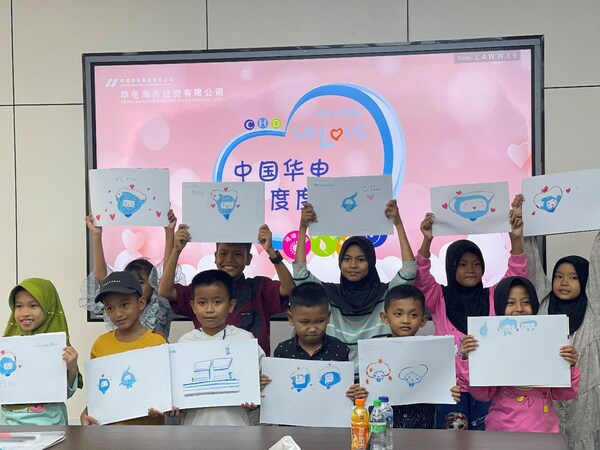 The picture shows the Public Open Day of CHDOI's Sumsel-8 Project in Indonesia, on which local children were invited to visit the power plant and draw "China Huadian" in their minds