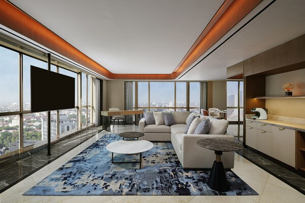 Royal Suite menampilkan interior yang telah diperbaharui, ruang tamu yang luas, pemandangan 360 derajat, dan balkon pribadi berukuran besar yang dapat diakses selama Anda menginap.