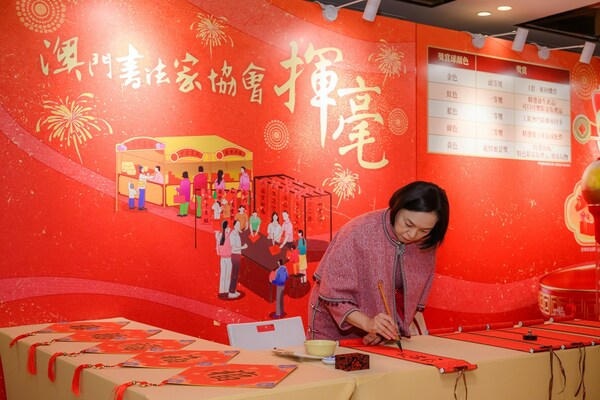 Galaxy Macau has invited esteemed artists of the Macau Calligraphers Association to perform live calligraphy and present Fai Chun to the guests.