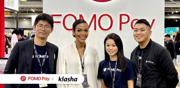 Zack Yang (Co-founder of FOMO Pay), Jess Anuna (CEO of Klasha), and the FOMO Pay team at the Singapore FinTech Festival 2023