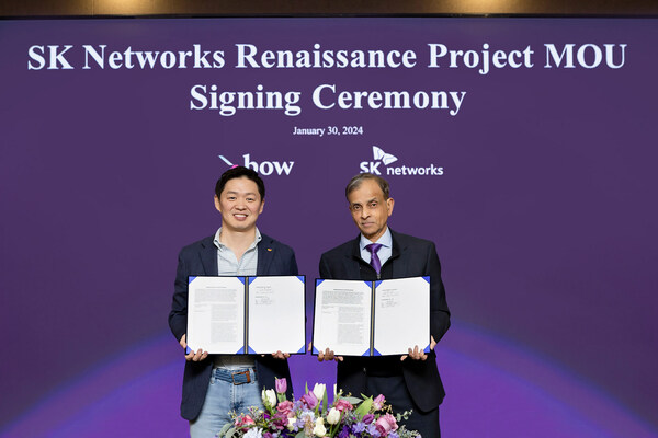 SK Networks announced on 31 January that it has taken a significant stride towards its AI-centered Business-oriented Investment Company ambitions by officially signing a non-binding memorandum of understanding (MOU) for the 'SK Networks Renaissance Project.' SK networks President & COO Sunghwan Choi (left) and Bow Capital Managing Director, Vivek Ranadivé pose for a photo after the memorandum of understanding.