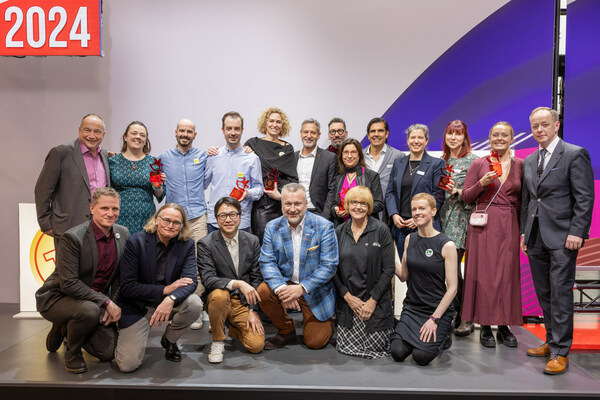 The board of Spielwarenmesse eG and members of the jury celebrate with the winners of the ToyAward 2024.