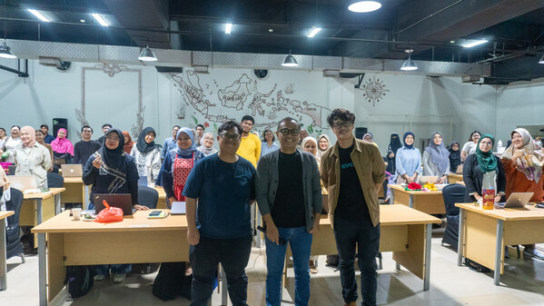 Rusdita Bazarrudin (Head of Community and Go-To-Market at Everpro), Wientor Rah Mada (Director of Business and Marketing LLP-KUKM Smesco), and Lyco Adhi Purwoko (Head of Product at Everpro) posed together with participants of the "UMKM Naik Kelas" training in Jakarta, 26 January 2024.