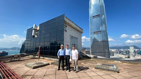 Thomson (左一) 與團隊早前負責為香港一幢地標建築鋪設太陽能板。
