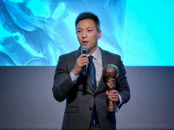 Dr. Anthony Hu Hao is presented with the Energy Globe World Award trophy and certificate (PRNewsfoto/Huawei)