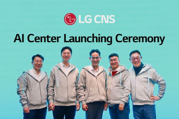 Lễ ra mắt ‘Trung tâm AI’ của LG CNS (Từ phải sang): Giám đốc điều hành LG CNS Shin Gyoon Hyun, Trưởng nhóm chuyên môn kinh doanh AI Kyungil Kim, Giám đốc Trung tâm AI Yohan Chin, Giám đốc kinh doanh D&A Eddie Jang, Phó Chủ tịch Viện nghiên cứu AI Jooyoul Lee