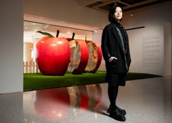 艺术家吴敏慧女士的作品《第二身︰苹果》把一个平安、健康的象征放大解构，并以全新形态呈现，游走于大苹果之中，让你重新审视这为人熟识的果实。