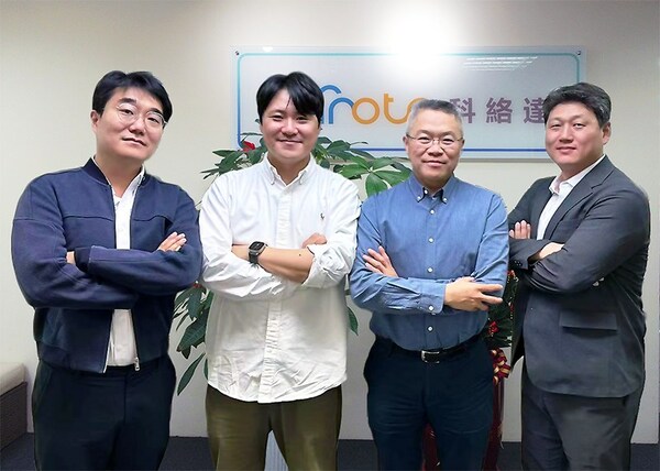 The 2nd and 3rd from the right: Carota CEO Paul Wu, F.LAB CEO June Kim