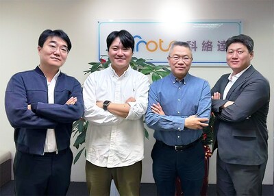 右から2番目と3番目：CarotaのPaul Wu最高経営責任者（CEO）とF.LABのJune Kim最高経営責任者（CEO）