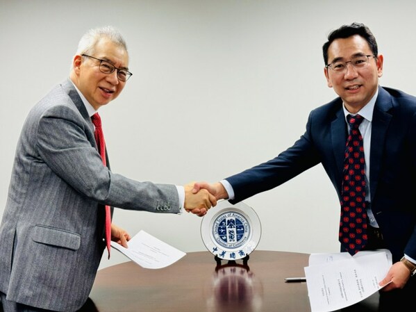 任剑浩会长和张志国总裁NASDAQ上市合作协议签署现场