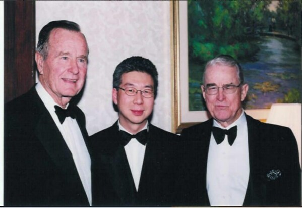 中美总商会创始会长普雷斯科特.布什与弟弟和现任会长任剑浩合影留念