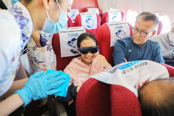 Passengers making their way from Shenzhen to Xi'an aboard Hainan Airlines flight HU7874 on February 7th were treated to an immersive entertainment experience with Rokid AR Entertainment Kits.