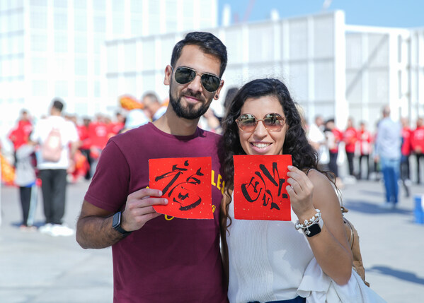 A flash mob themed on Chinese New Year was held at the Louvre Abu Dhabi museum in the United Arab Emirates, during which the dragon dance performance and calligraphy experience attracted many tourists. (Photo by Tarek Ibrahim) (PRNewsfoto/People's Daily)