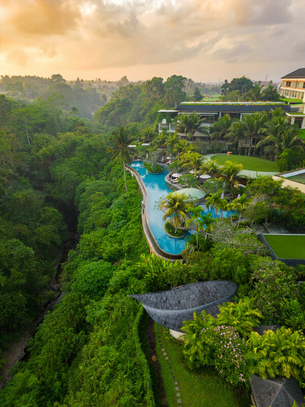 The Westin Resort & Spa Ubud is located in the heart of Bali, offering stunning views of the jungle and Ubud's rice paddies. Here, you can immerse yourself in Balinese culture and wellness experiences to the fullest with your family.