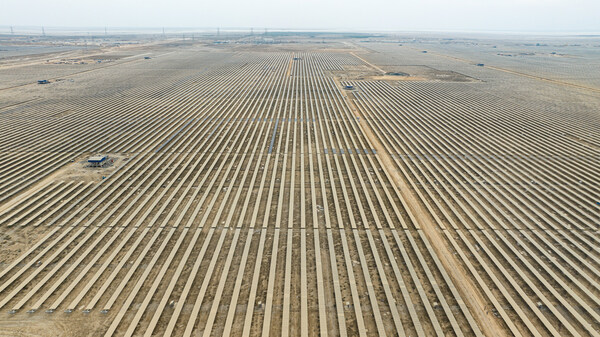 Adani Greenが世界最大の再生可能エネルギーパークから発電を開始