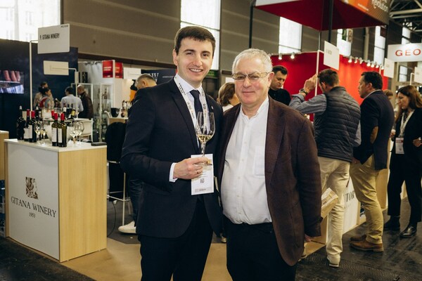 ?tefan Iamandi, Director of the Office of Vine and Wine of Moldova and Robert Joseph, journalist, consultant and winemaker at Vinexpo Paris 2024