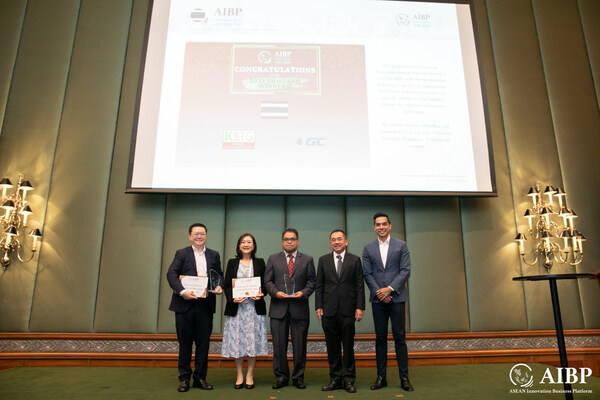 From left to right: Jarung Kiatsupapong, Vice Chairman, KASIKORN Business-Technology Group (KBTG), Chatsuda Kanjanarat, Senior Vice President, Transformation Excellence,  PTT Global Chemical Public Company Limited,  Sombat Silsangwon, Senior Vice President, Aromatics ,  PTT Global Chemical Public Company Limited, Professor Wisit Wisitsora-at, Permanent Secretary Ministry of Digital Economy and Society (MDES) and  Irza Suprapto (CEO, AIBP)