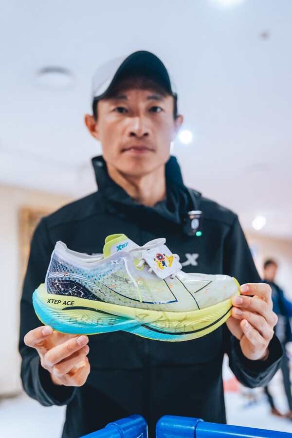 吴向东在助力完赛的跑鞋上签名