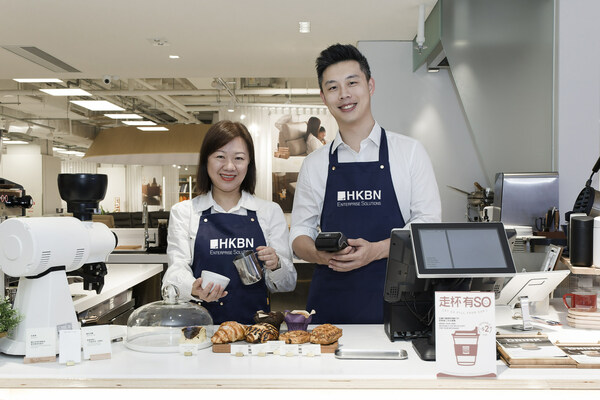 Changing the game to make life easier for retailers, Juliana Lam, HKBN Vice President – Retail and Mid-Market, Enterprise Solutions (on left), and Samuel Hui, HKBN Chief Strategy Officer, Enterprise Solutions (on right), proudly unveil "SHOP-IN-THE-BOX". (PRNewsfoto/HKBN Enterprise Solutions)