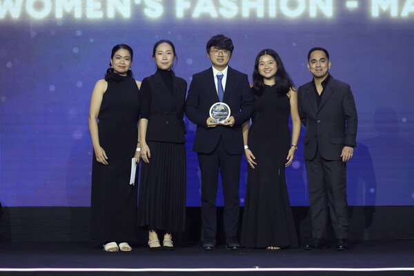 Sasa Fashion Shop's owner, Jensen Dayug, joined by the Lazada team, radiates pride as they receive the Best in Women’s Fashion-Marketplace award at the 2023 Lazada Awards ceremony.