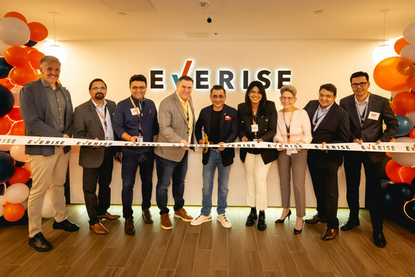 Everise Founder & CEO Sudhir Agarwal (center) commemorating the opening of the new Orlando microsite with Everise leadership (PRNewsfoto/Everise)