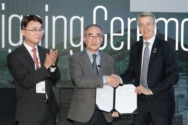 Je Myung Ryu, Deputy Minister/ Office of Network Policy, Ministry of Science and ICT, Kim Young Shub, CEO, KT, Mats Granryd, Director General, GSMA celebrate the return of GSMA M360 APAC in a signing ceremony at MWC Barcelona 2024