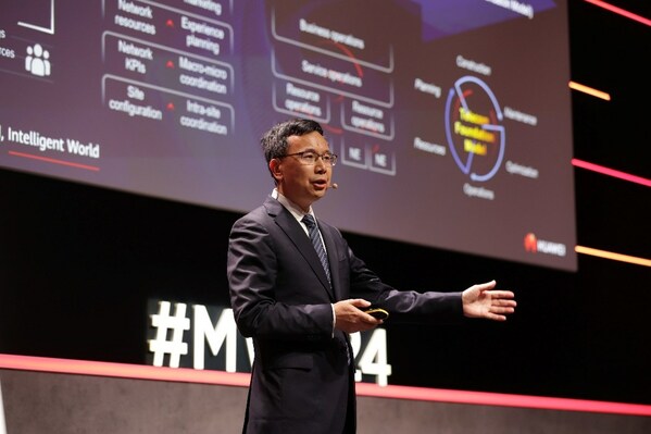 Yang Chaobin delivering a keynote speech (PRNewsfoto/Huawei)