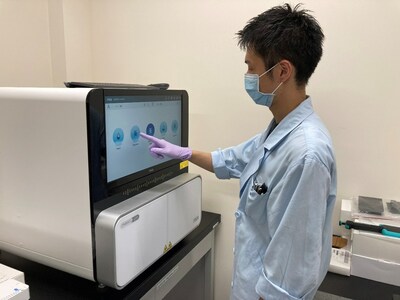 Researcher operating on MGI’s DNBSEQ-G400