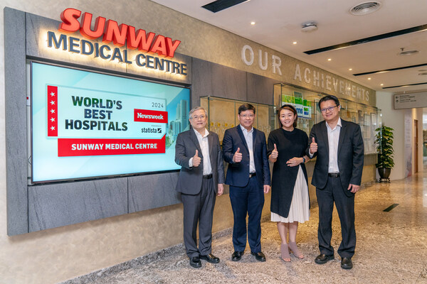 (Left to right) President of Sunway Healthcare Group (SHG), Dato' Lau Beng Long, said that Sunway Medical Centre (SMC) aims to further elevate standards of care through patient-centred innovative treatments, digitalisation and providing comprehensive clinical services. Dato' Lau is pictured here with Dr Khoo Chow Huat, SHG Managing Director (Hospital & Healthcare Operations), Tan Mei Shin, SMC Director of Business Development & Corporate Communications, and Dr Seow Vei Ken, CEO of SMC.