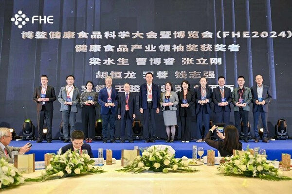 赫力昂副總裁、赫力昂中國研發中心負責人胡恒龍博士（右三）代表赫力昂領取大會獎項