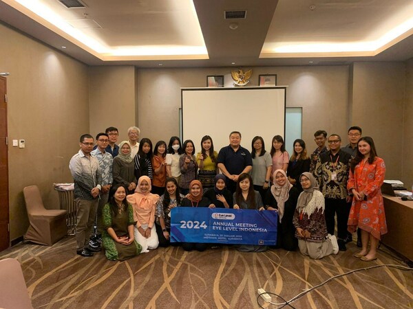 Mengabadikan momen kesuksesan bersama pada Annual Meeting Eye Level Indonesia 2024, bersama Owner Learning Center dan Mr. Cha Seong Hoon, Country Manager Eye Level Indonesia