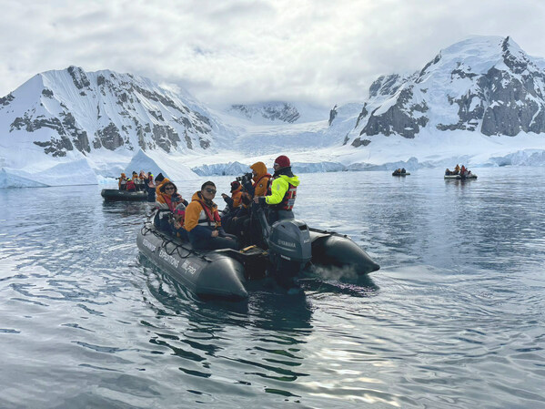 Chinese tourists experience the charm of Antarctica. (Photo by Natalia Sabrina) (PRNewsfoto/People's Daily)
