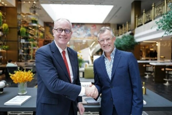 Joint venture between Conduit House and H World International. To the left: Grant Healy, Chief Executive Officer Conduit House. To the right: Oliver Bonke, Chief Executive Officer H World International © Steigenberger Hotels GmbH