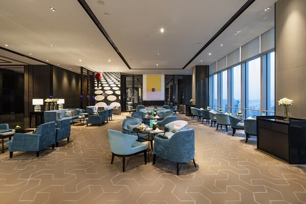 重庆尼依格罗酒店携CELL PREMIUM推出「晶耀奢恒」主题联名下午茶