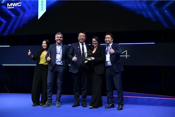 Lu Yong, Huawei Senior Vice President and President of the European Region for Huawei, receives the GLOMO at MWC Barcelona 2024