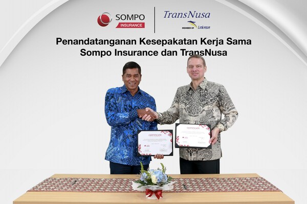 Dato' Bernard Francis, Chief Executive Officer PT TransNusa Aviation Mandiri dan Eric Nemitz, President Director PT Sompo Insurance Indonesia menandatangani kesepakatan kerja sama