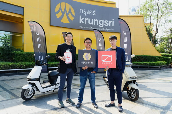 Co-founders of Sleek EV, Ong Zhang Quan (left) and Kantinan Tunveenukoon (right) with Sam Tunskul (center), Managing Director of Krungsri Finnovate