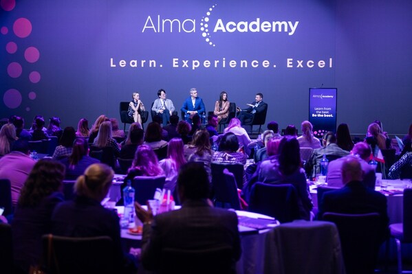 世界頂尖專家小組在Alma Academy活動現場討論嫩膚治療（圖片來源：Cmedia Group）