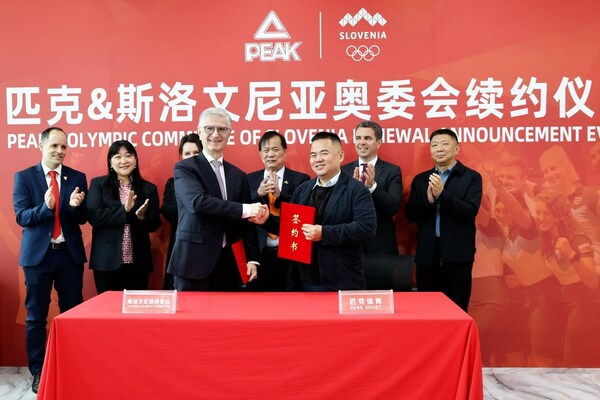 匹克CEO许志华与斯洛文尼亚奥委会主席弗兰尼奥·博比纳奇签署合作协议。