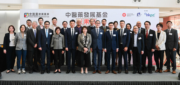 Dr Libby LEE, Under Secretary for Health of the HKSAR Government (the 7th from the left of the first row), Professor Douglas SO, Chairman of the Advisory Committee of the CMDF (the 7th from the right of the first row), Hon Sunny TAN, Chairman of HKPC (the 6th from the left of the first row), along with other guests, attended the opening ceremony.