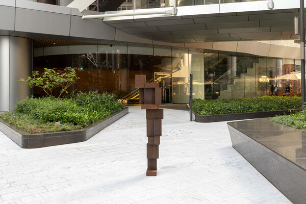 英国著名雕塑家 Antony Gormley 新作的永久雕塑在香港太古地产太古坊揭幕