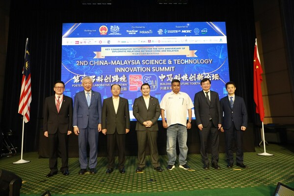 VIP's Group Photo at 2nd China-Malaysia Science and Technology Innovation Summit's Opening Ceremony.